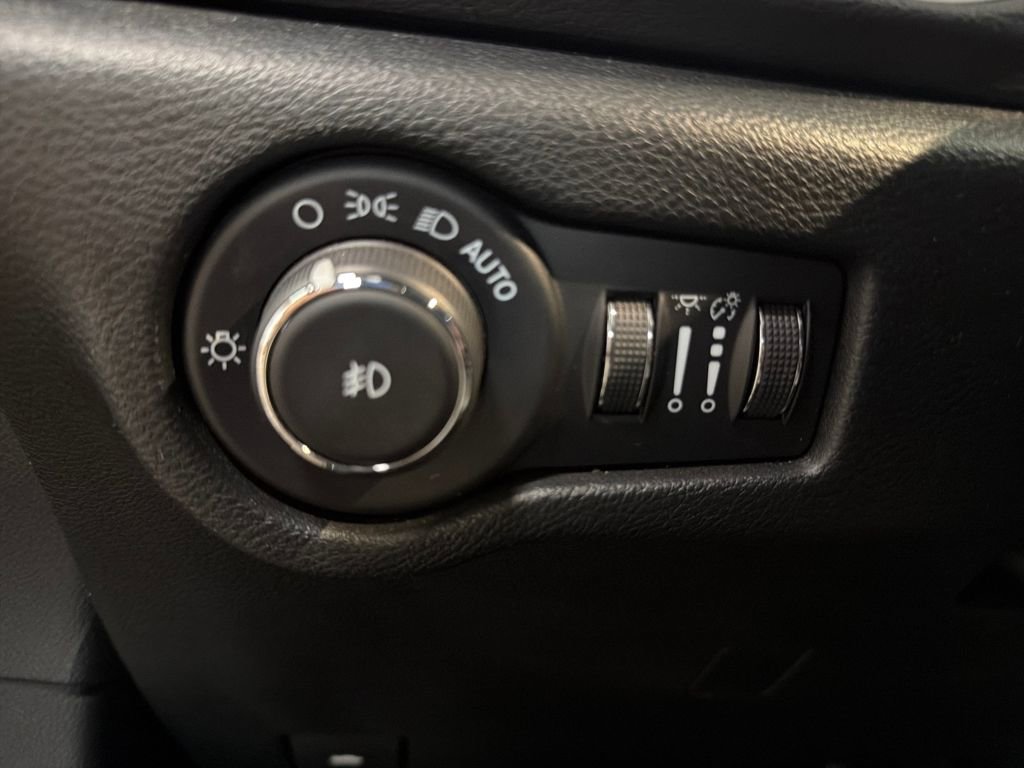 Used 2025 Chrysler Pacifica Select image 24