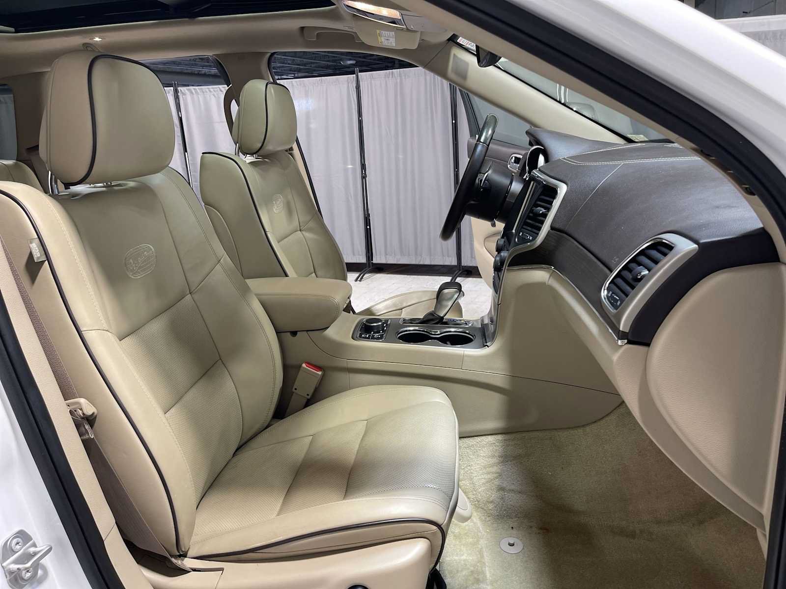 Used 2017 Jeep Grand Cherokee Overland AWD/4WD image 14