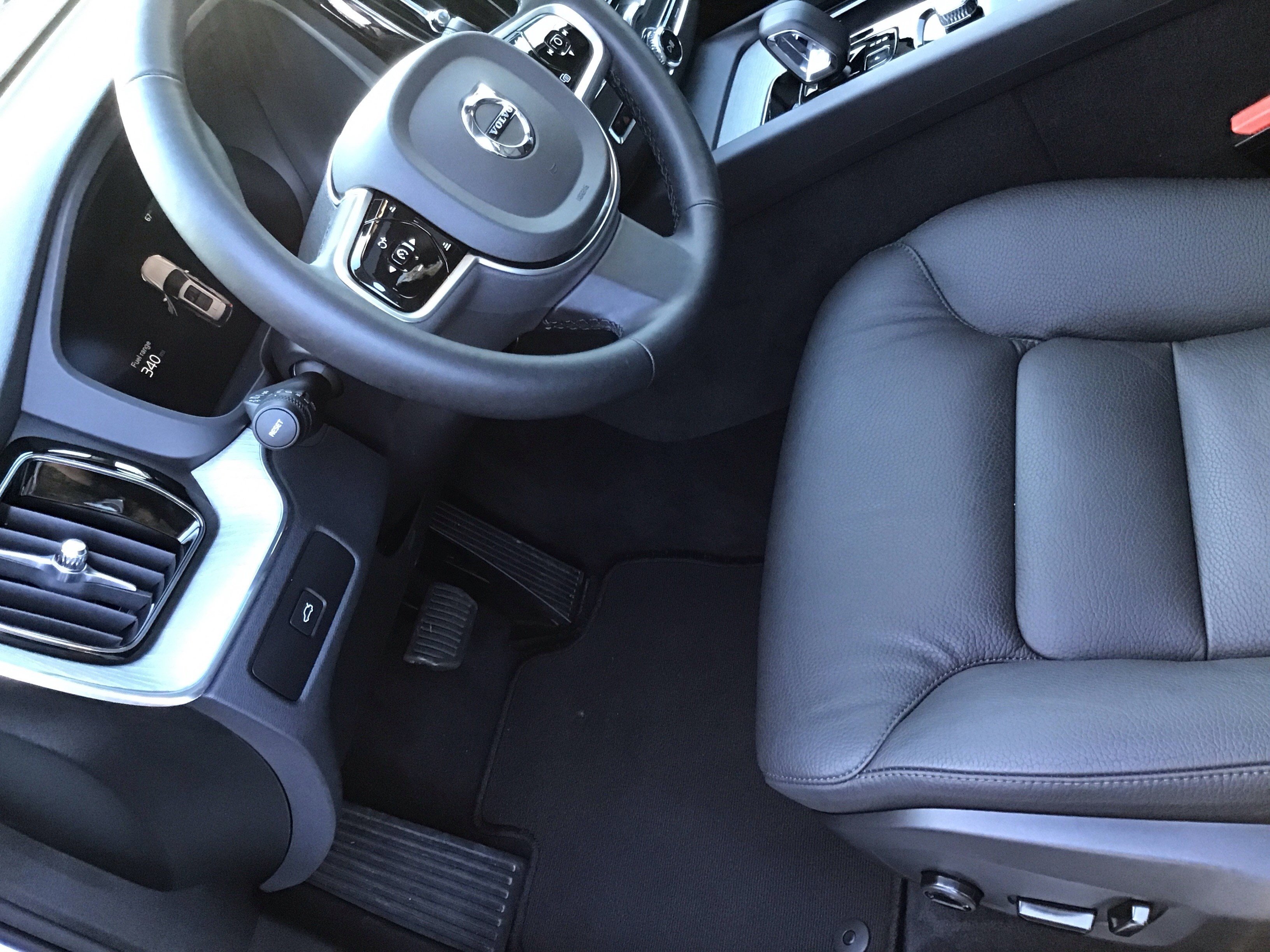 Certified 2025 Volvo XC60 B5 Plus image 17