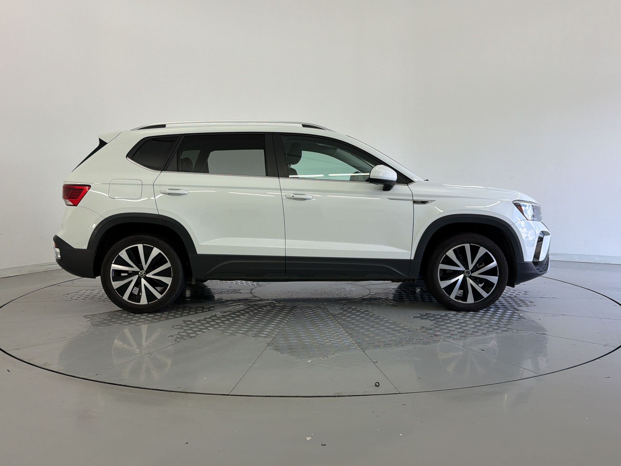 Used 2024 Volkswagen Taos SE FWD image 8
