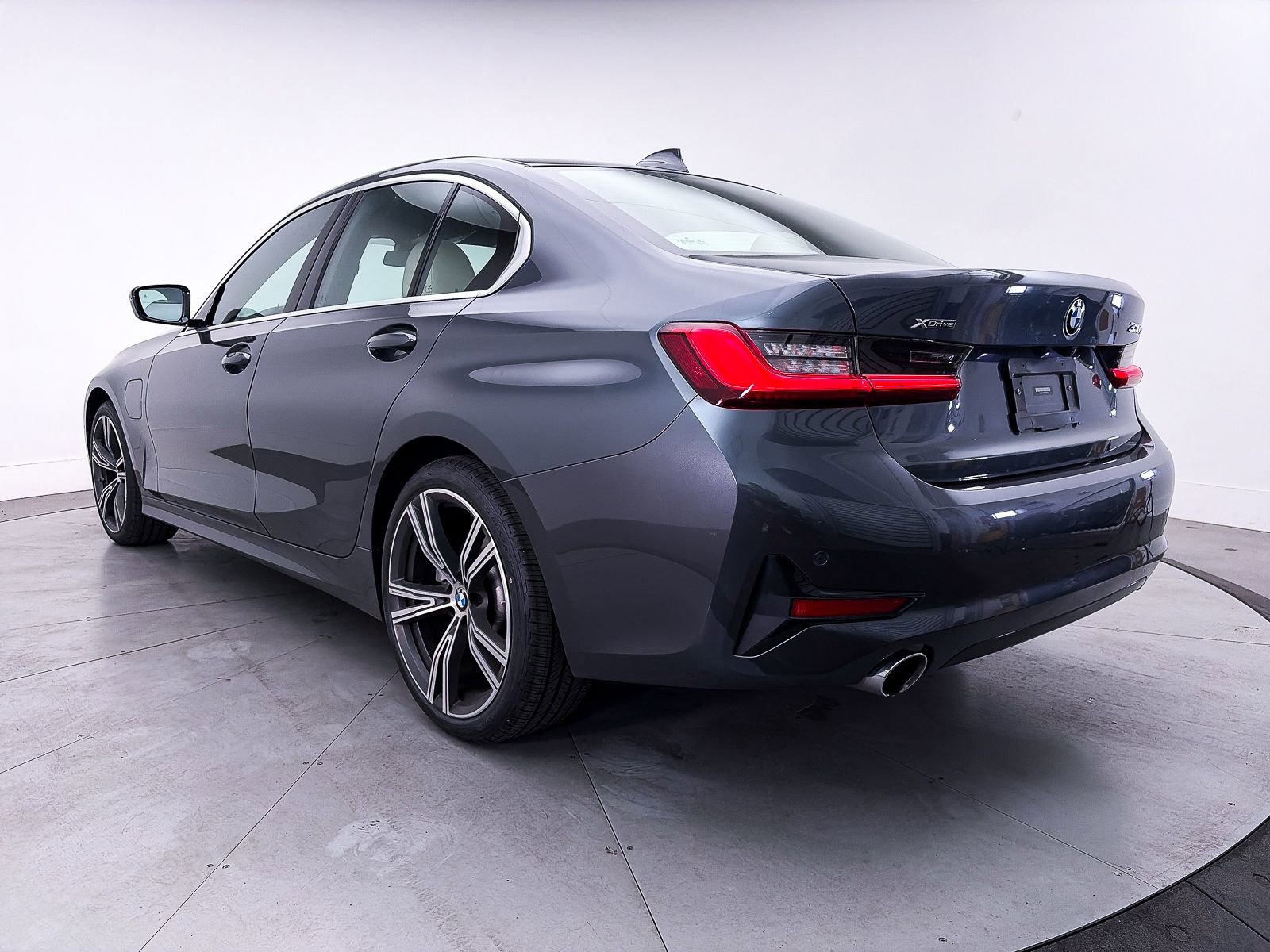 Used 2021 BMW 330e xDrive w/ Convenience Package AWD/4WD image 14