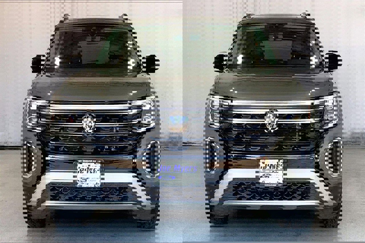 Used 2024 Volkswagen Atlas Peak Edition SE image 2