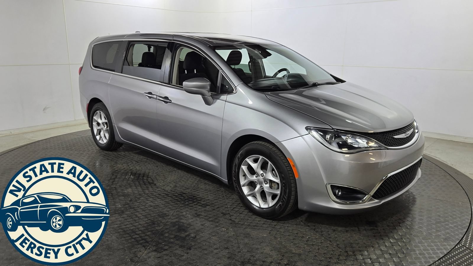 Used 2019 Chrysler Pacifica Touring Plus w/ Tire & Wheel Group FWD image 9