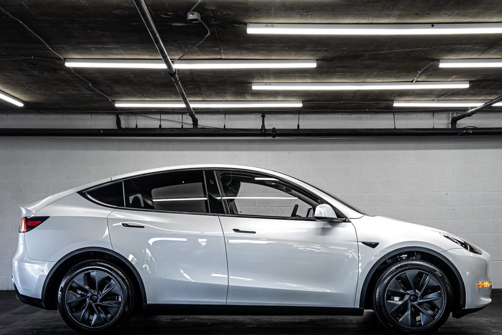 Used 2025 Tesla Model Y Long Range RWD image 6