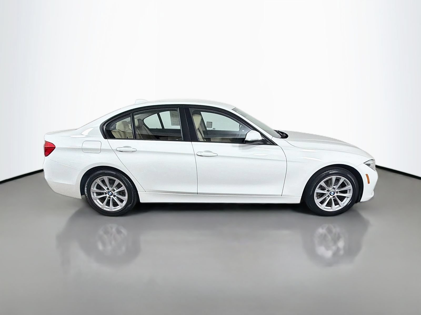 Used 2018 BMW 320i Sedan RWD image 6