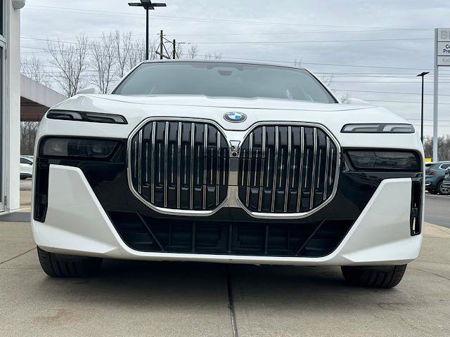 Used 2023 BMW 760i xDrive AWD/4WD image 2