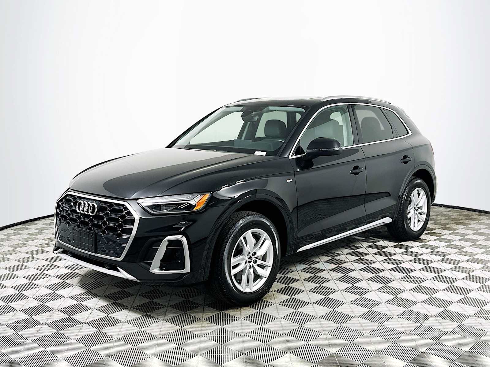 Certified 2023 Audi Q5 2.0T Premium w/ Convenience Package AWD/4WD image 3