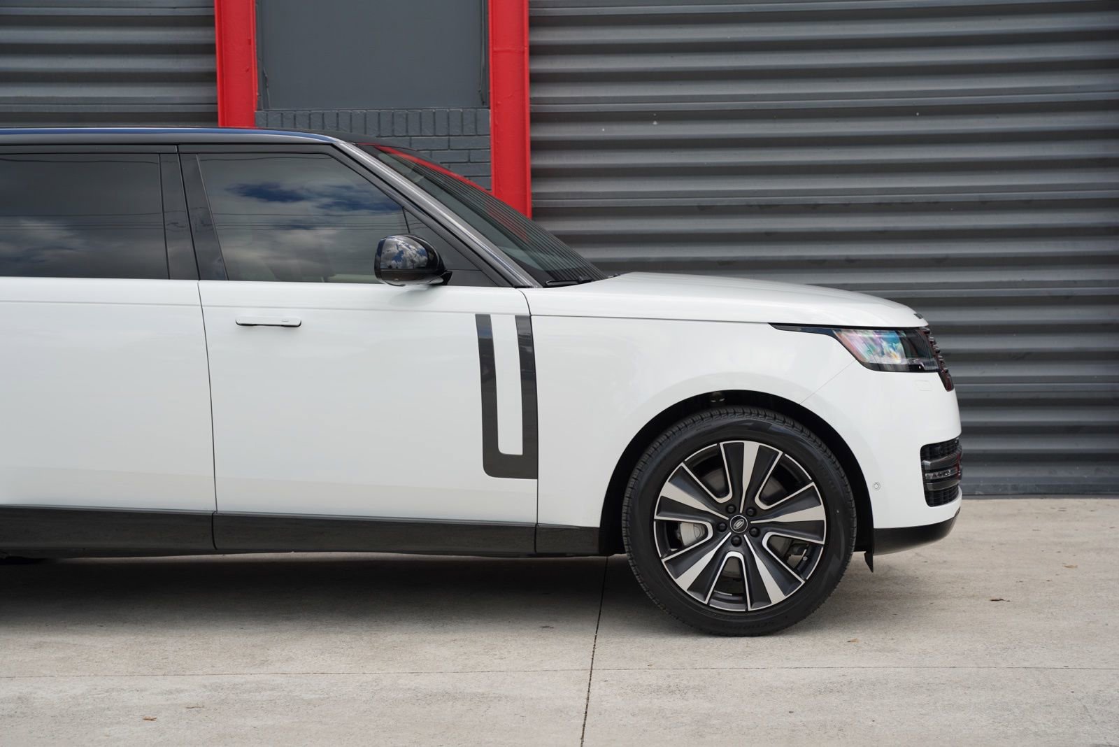 Used 2023 Land Rover Range Rover Long Wheelbase SE AWD/4WD image 4
