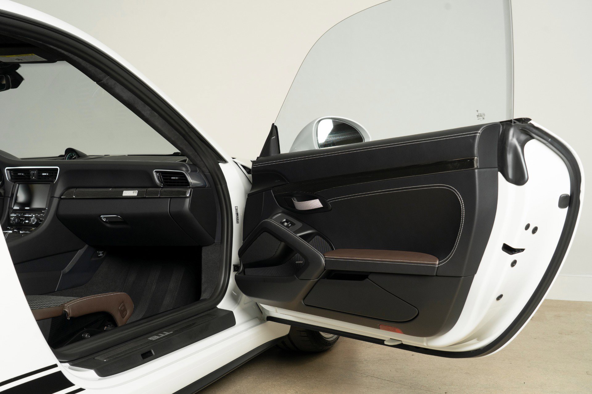 Used 2016 Porsche 911 R image 40