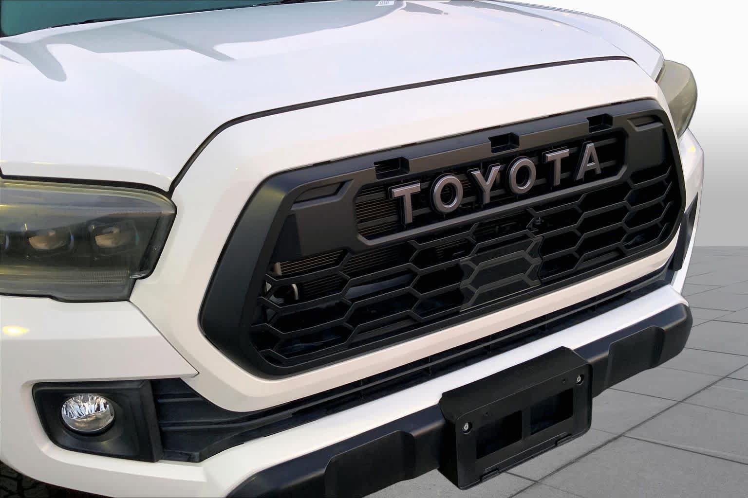 Used 2019 Toyota Tacoma TRD Off-Road w/ Technology Package AWD/4WD image 29