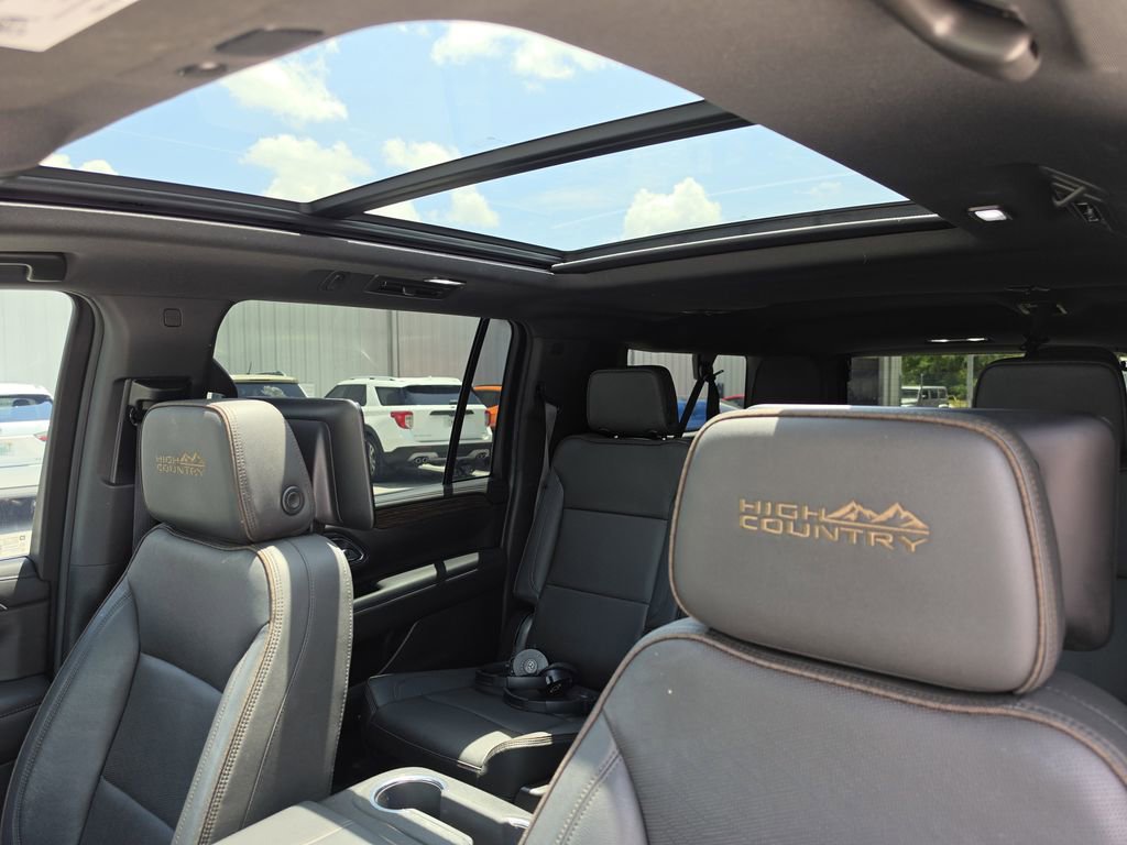 Used 2023 Chevrolet Suburban High Country w/ Premium Package 2 AWD/4WD image 23