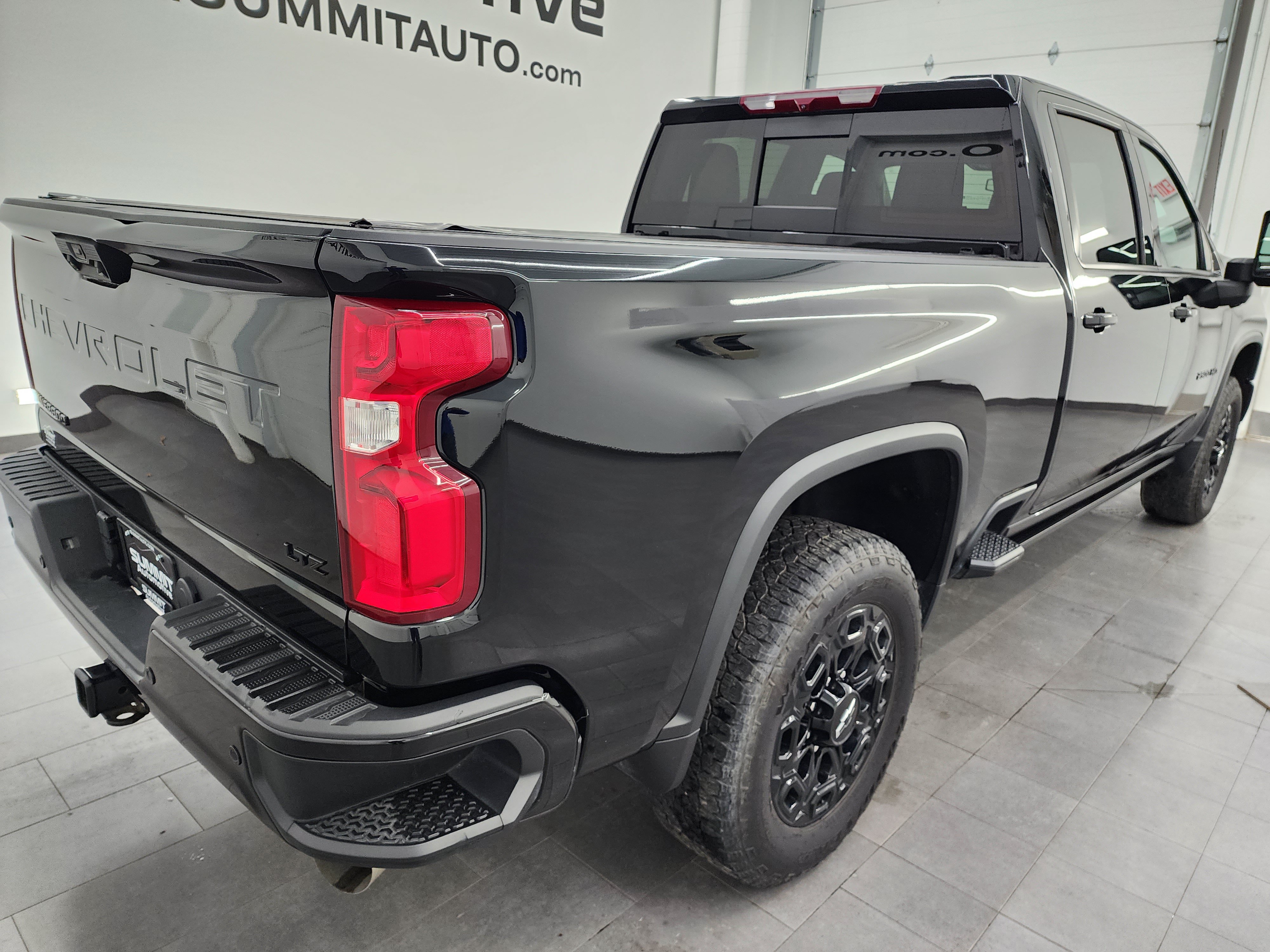 Used 2024 Chevrolet Silverado 2500 LTZ w/ LTZ Plus Package AWD/4WD image 4