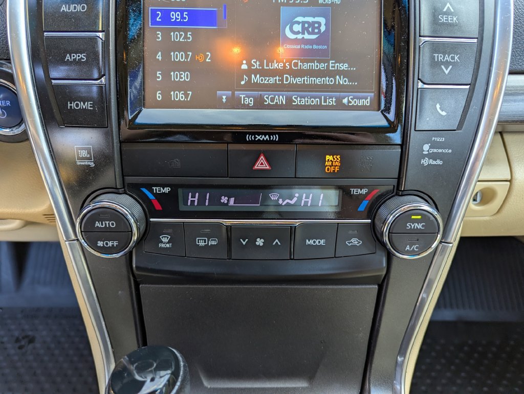 Used 2017 Toyota Camry XLE w/ Moonroof Package FWD image 25