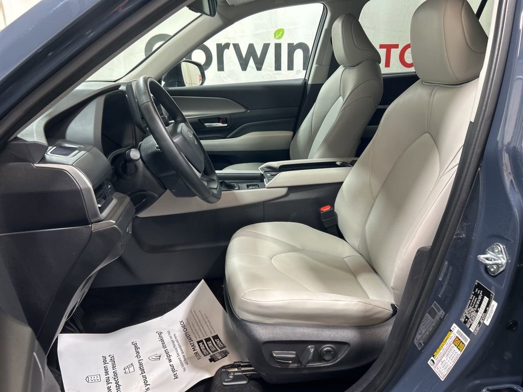 Used 2025 Toyota Grand Highlander AWD image 28