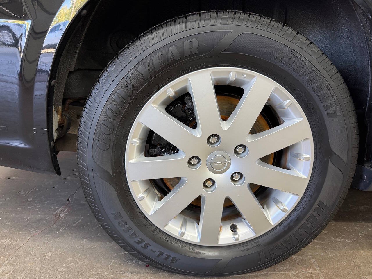 Used 2015 Chrysler Town & Country Touring FWD image 30