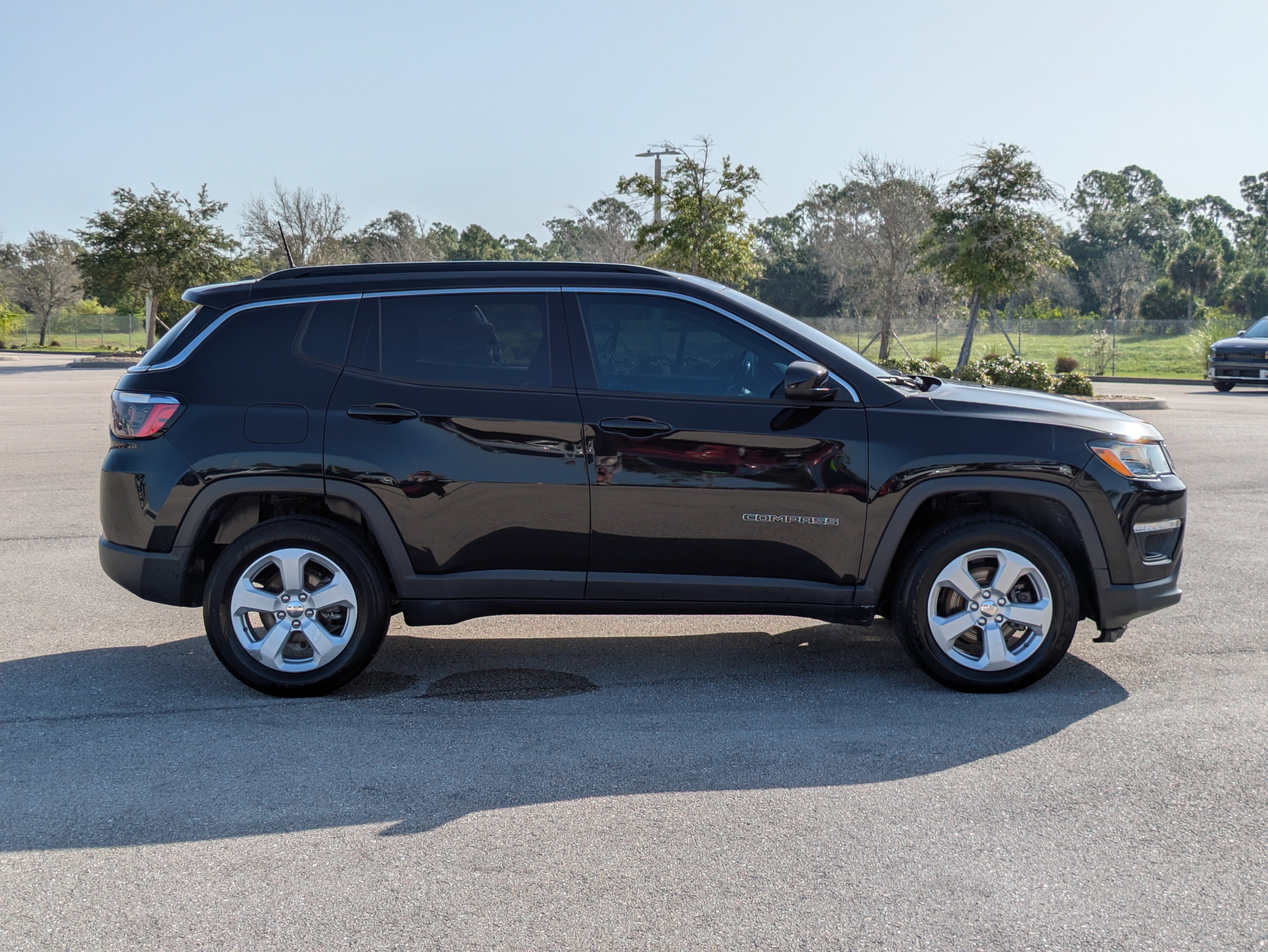 Used 2021 Jeep Compass Latitude w/ Convenience Group AWD/4WD image 3