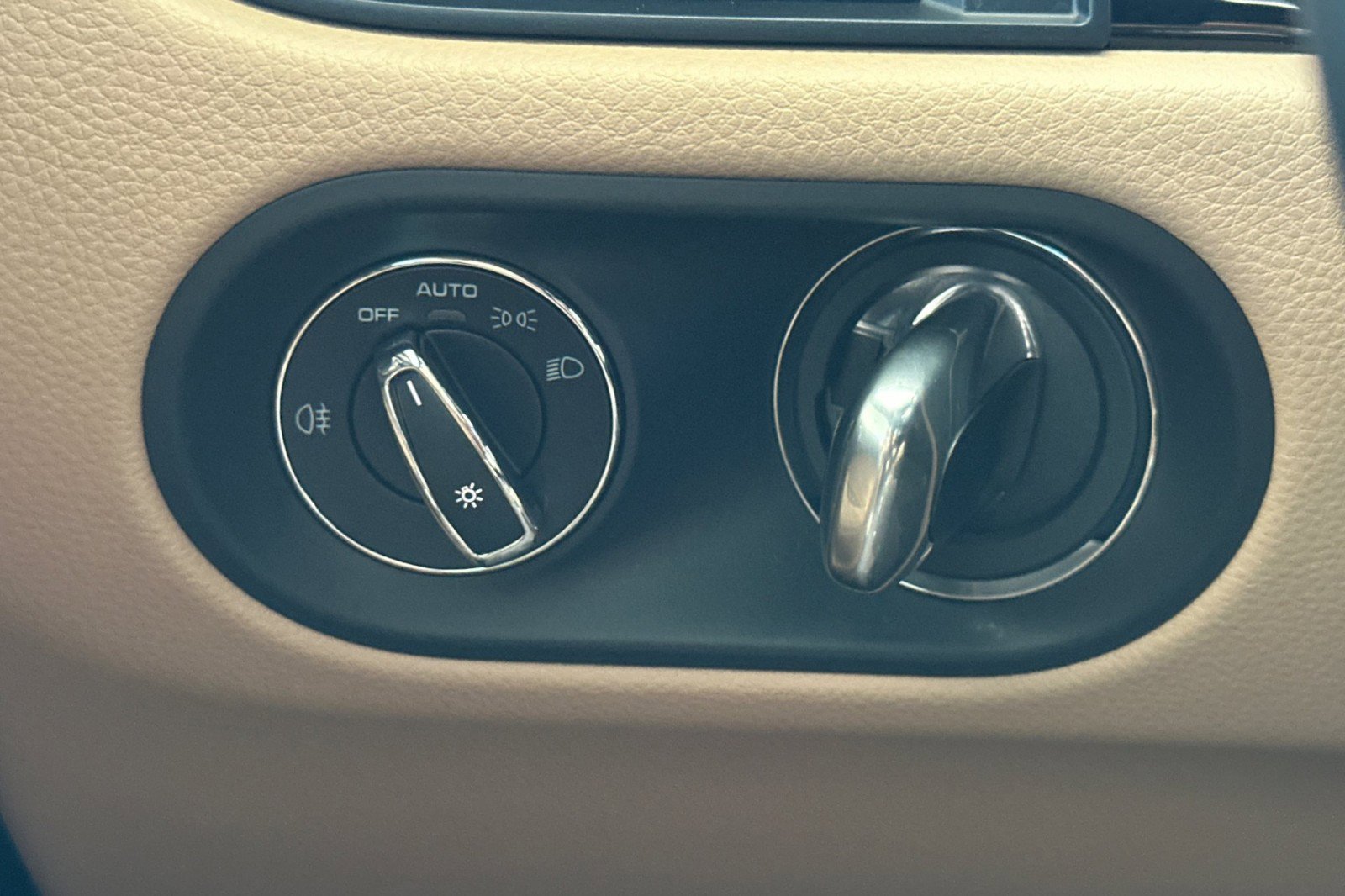 Certified 2023 Porsche Macan AWD image 23