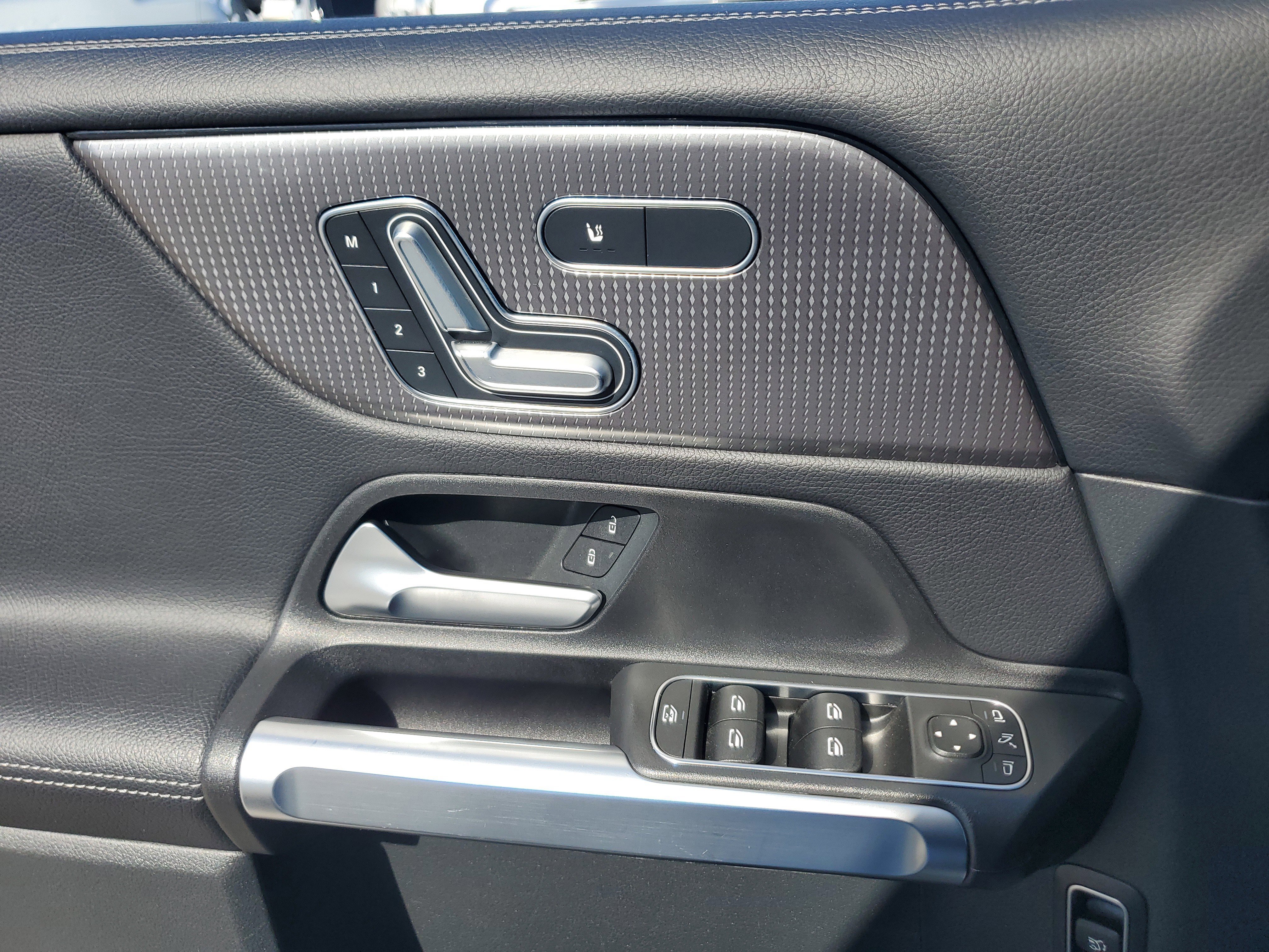 Used 2023 Mercedes-Benz GLB 250 4MATIC w/ Premium Package image 28