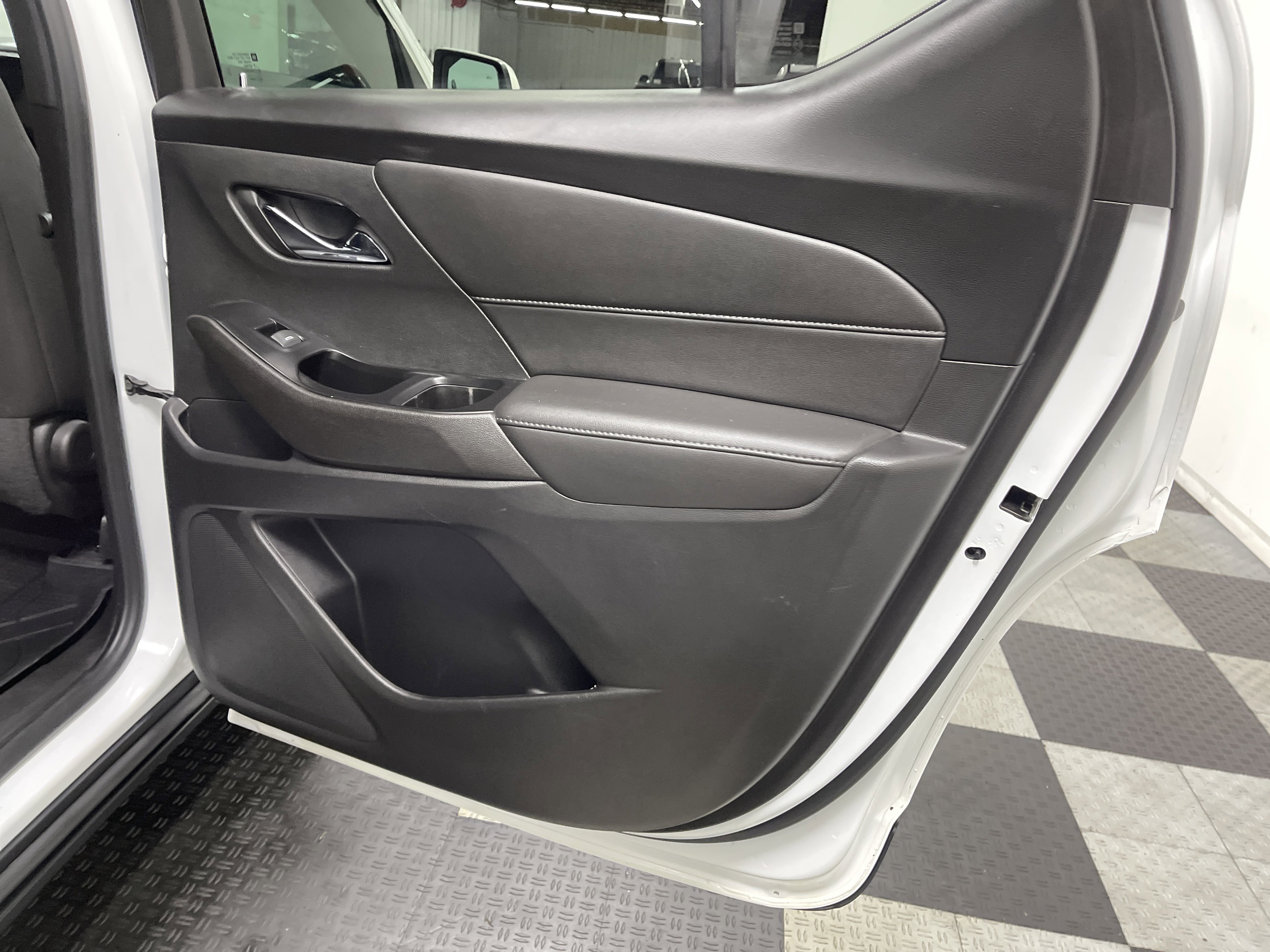 Used 2023 Chevrolet Traverse LT FWD image 19