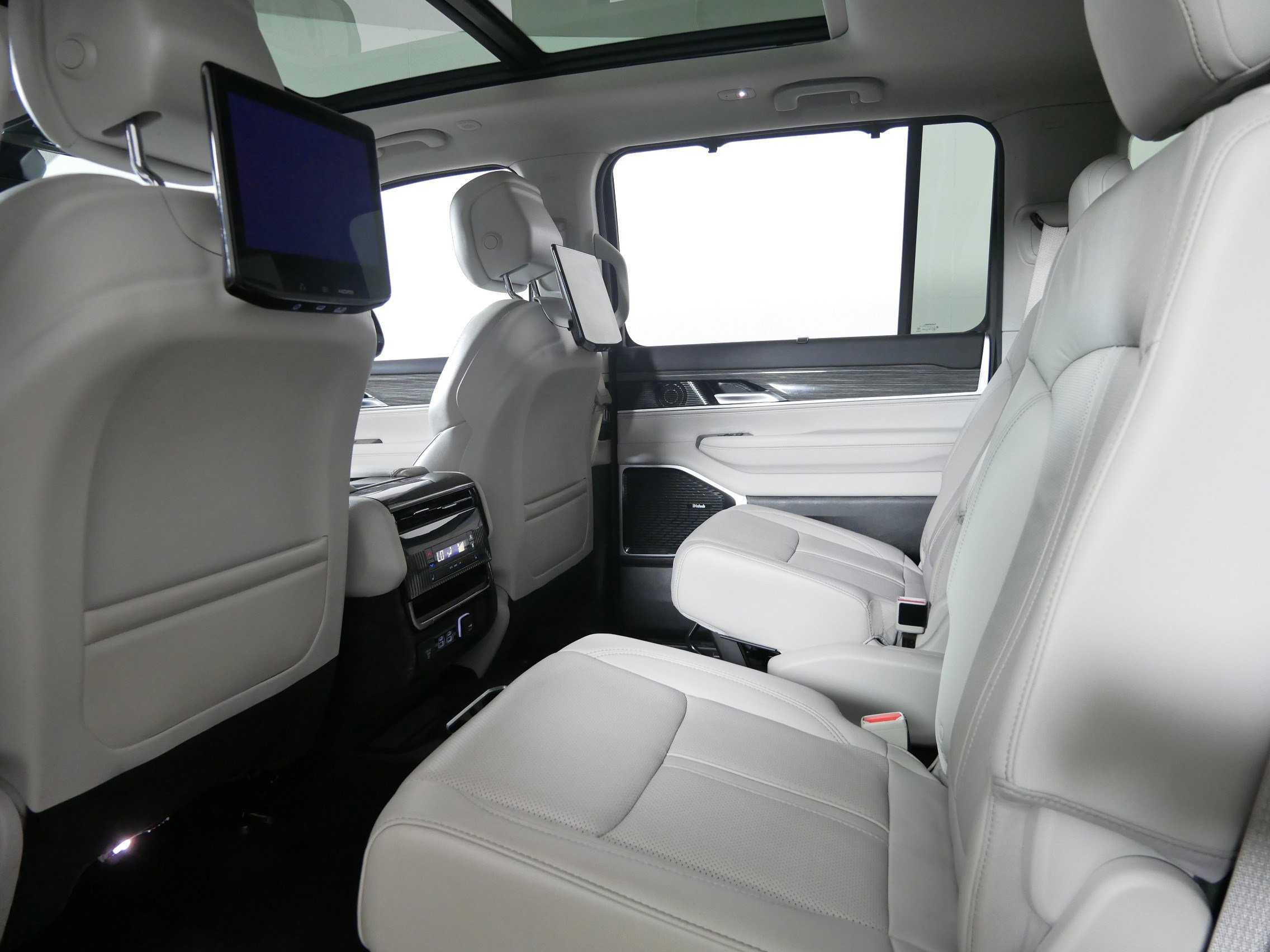 Used 2022 Jeep Wagoneer Series III w/ Premium Group I image 32