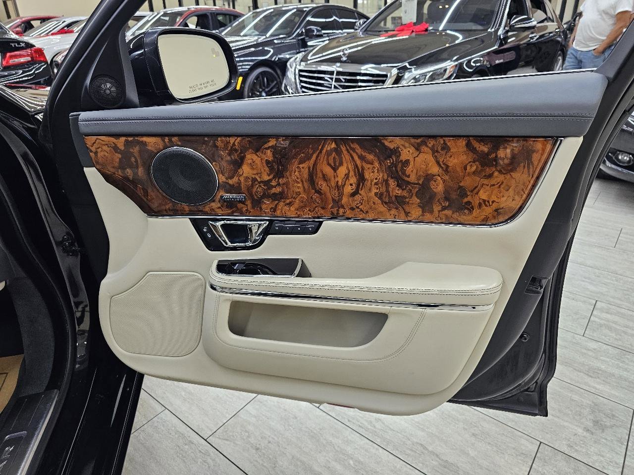 Used 2019 Jaguar XJ L Supercharged RWD image 41