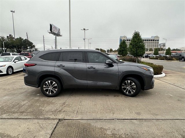 Used 2021 Toyota Highlander XLE image 4