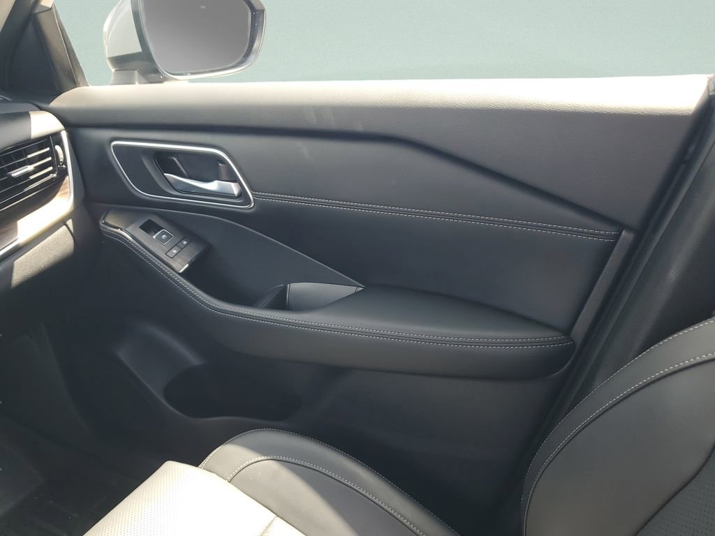 Used 2025 Nissan Rogue Platinum image 14