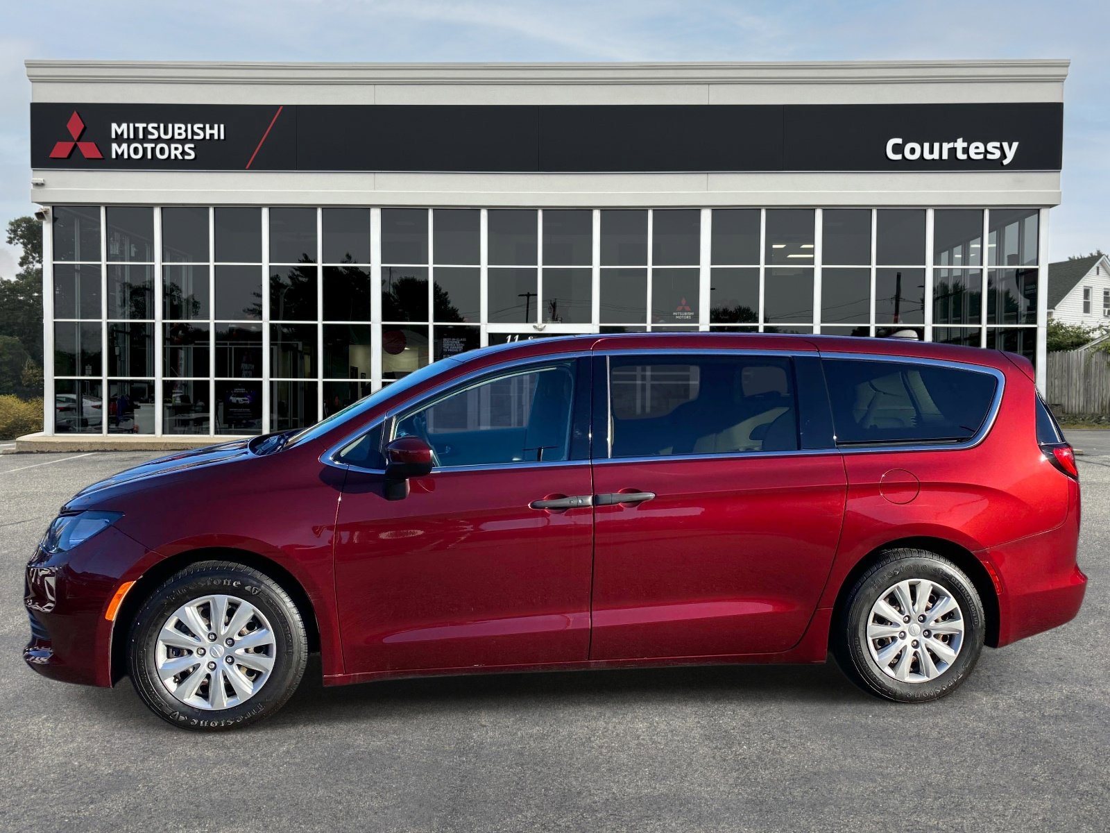 Used 2020 Chrysler Voyager L image 2