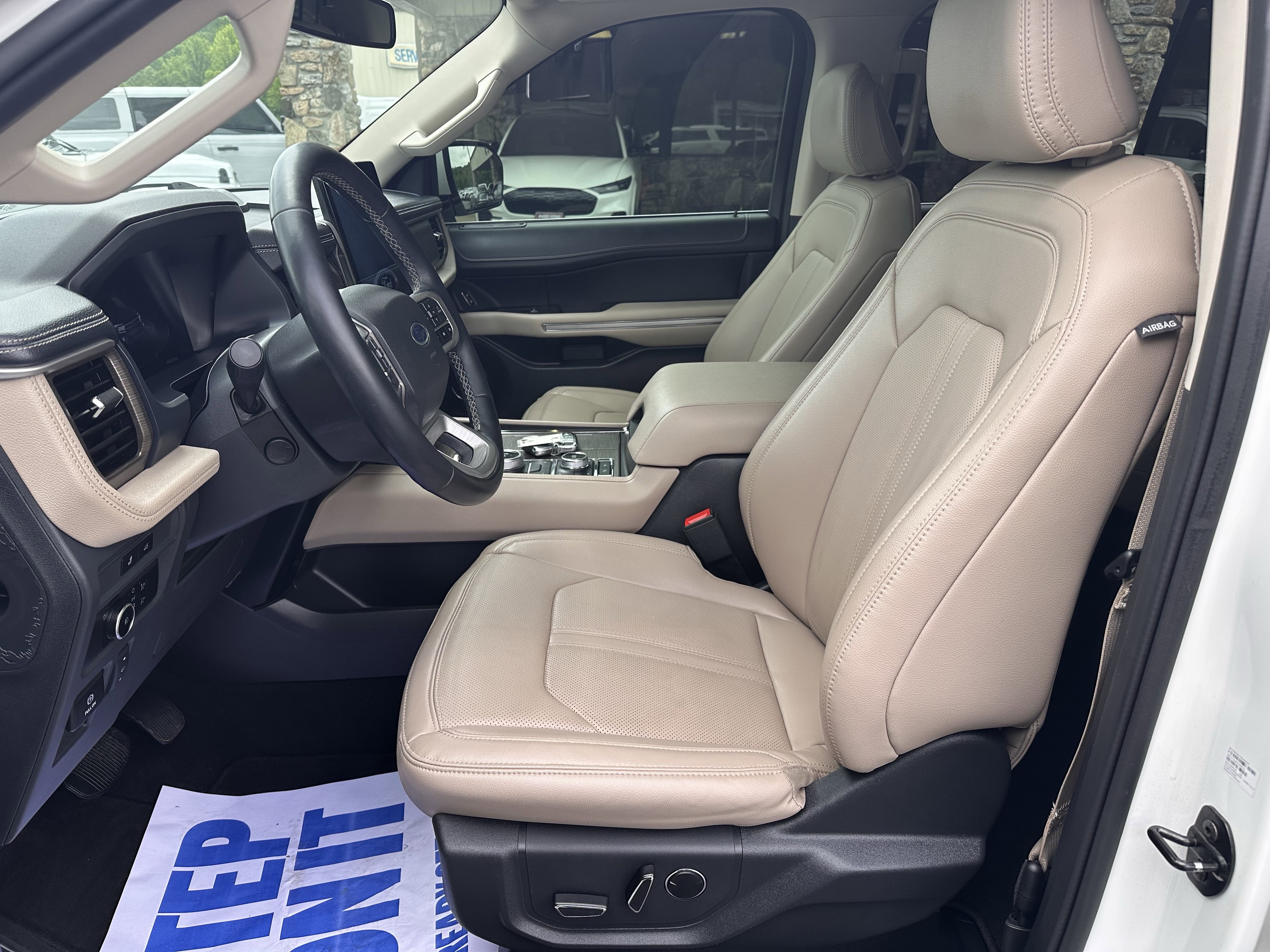 Used 2024 Ford Expedition Limited AWD/4WD image 11