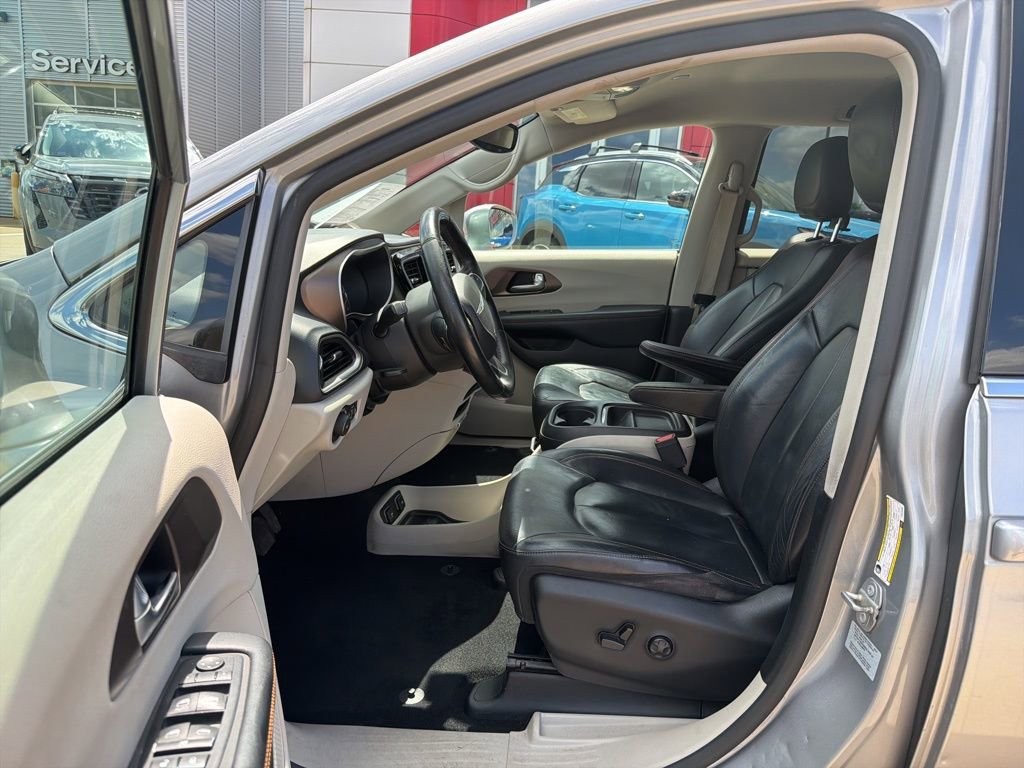 Used 2017 Chrysler Pacifica Touring-L image 13