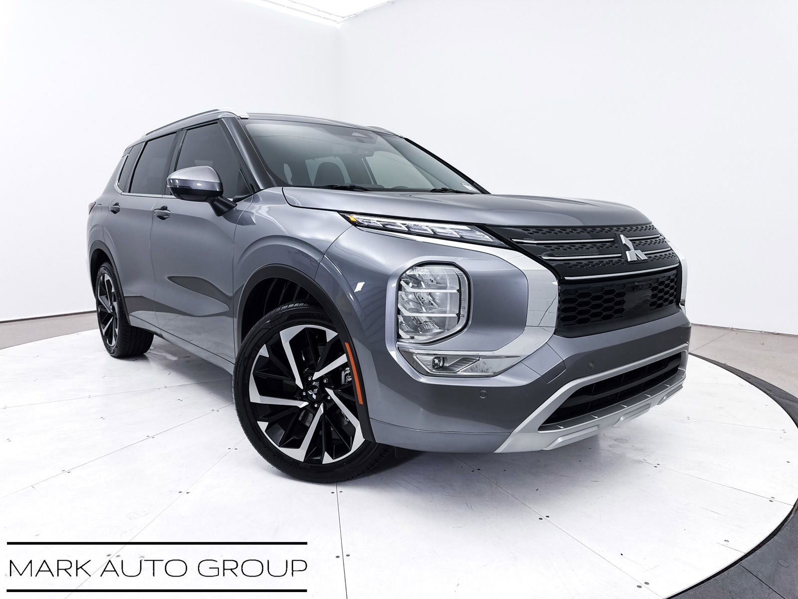 Used 2023 Mitsubishi Outlander SEL image 1