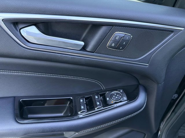 Used 2018 Ford Edge Titanium w/ Ford Safe & Smart Package FWD image 9