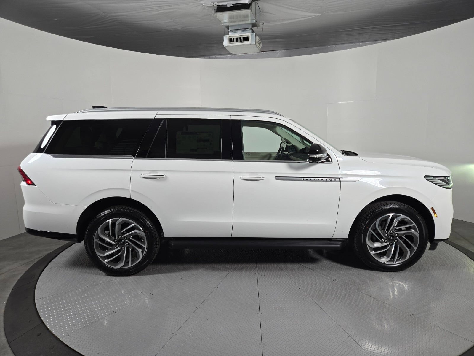 New 2027 Lincoln Navigator Premiere RWD image 3