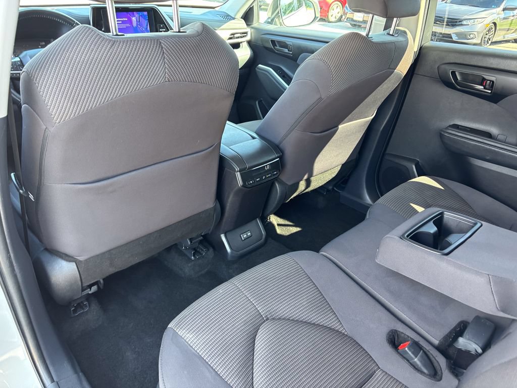 Used 2025 Toyota Highlander LE FWD image 42