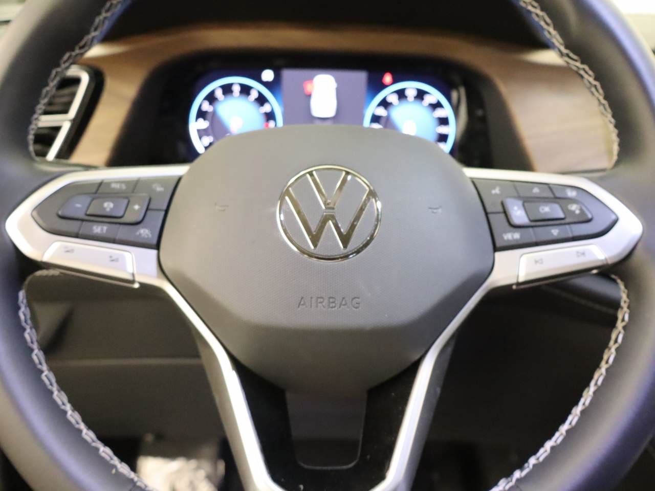 Certified 2026 Volkswagen Atlas SE w/ Black Wheel Package FWD image 13