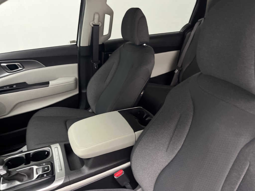 Used 2023 Kia Carnival LX FWD image 20