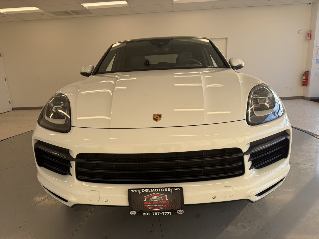 Used 2023 Porsche Cayenne Platinum Edition AWD/4WD image 2