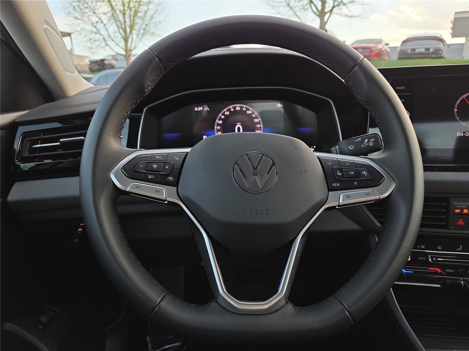 Used 2025 Volkswagen Jetta SE w/ Sunroof Package image 15