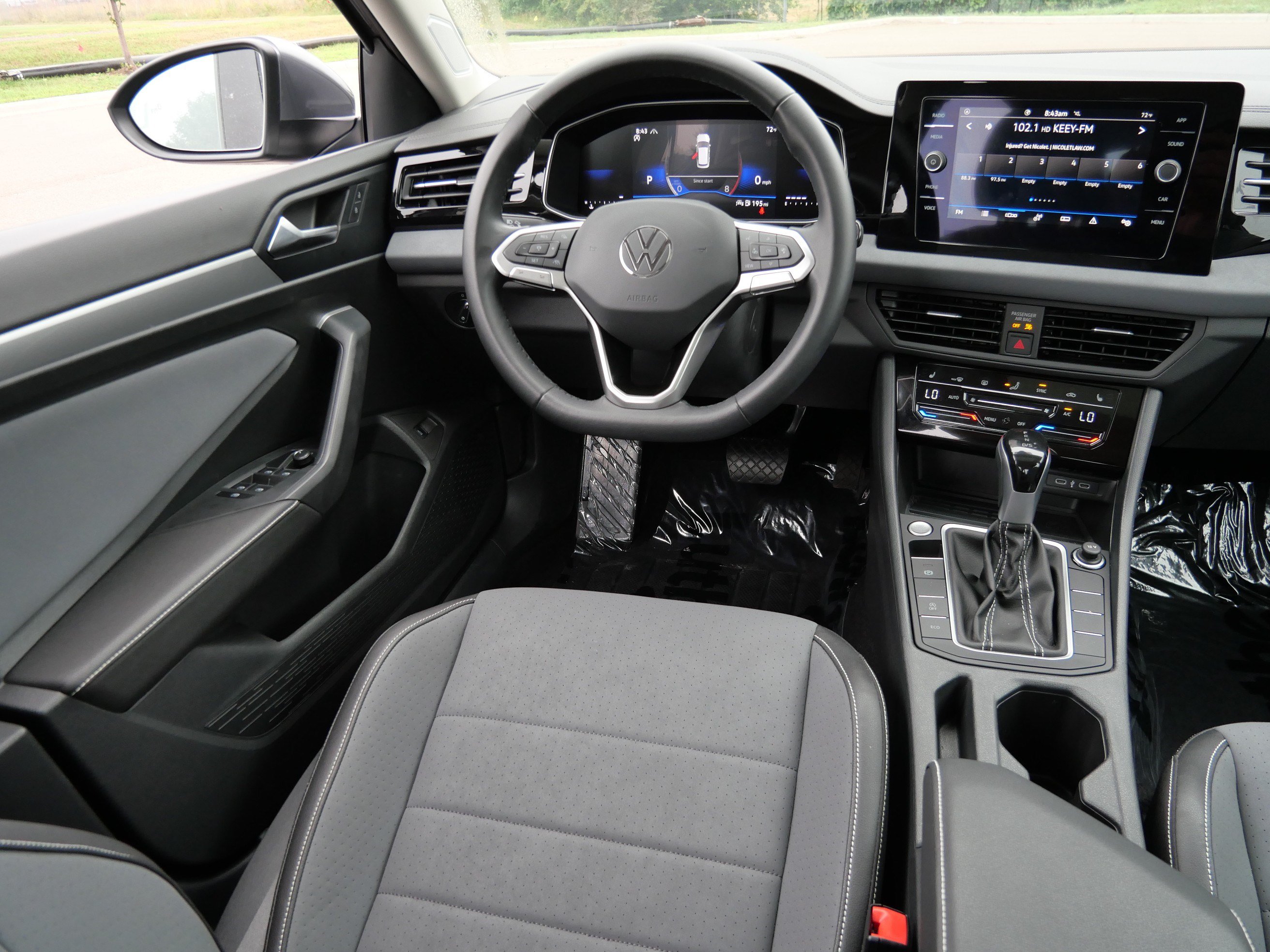 Used 2025 Volkswagen Jetta SE w/ Sunroof Package FWD image 9