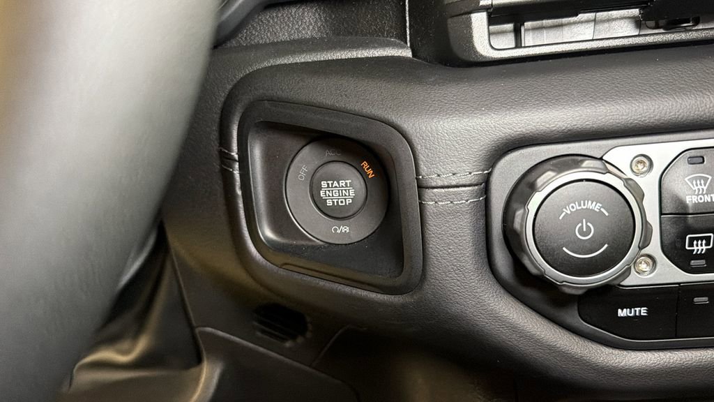 Used 2025 Jeep Wrangler Unlimited Sahara w/ Safety Group AWD/4WD image 30
