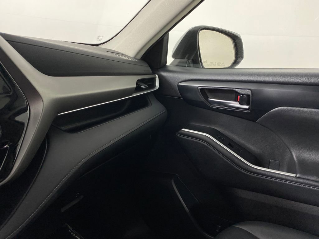 Used 2024 Toyota Highlander XLE image 27