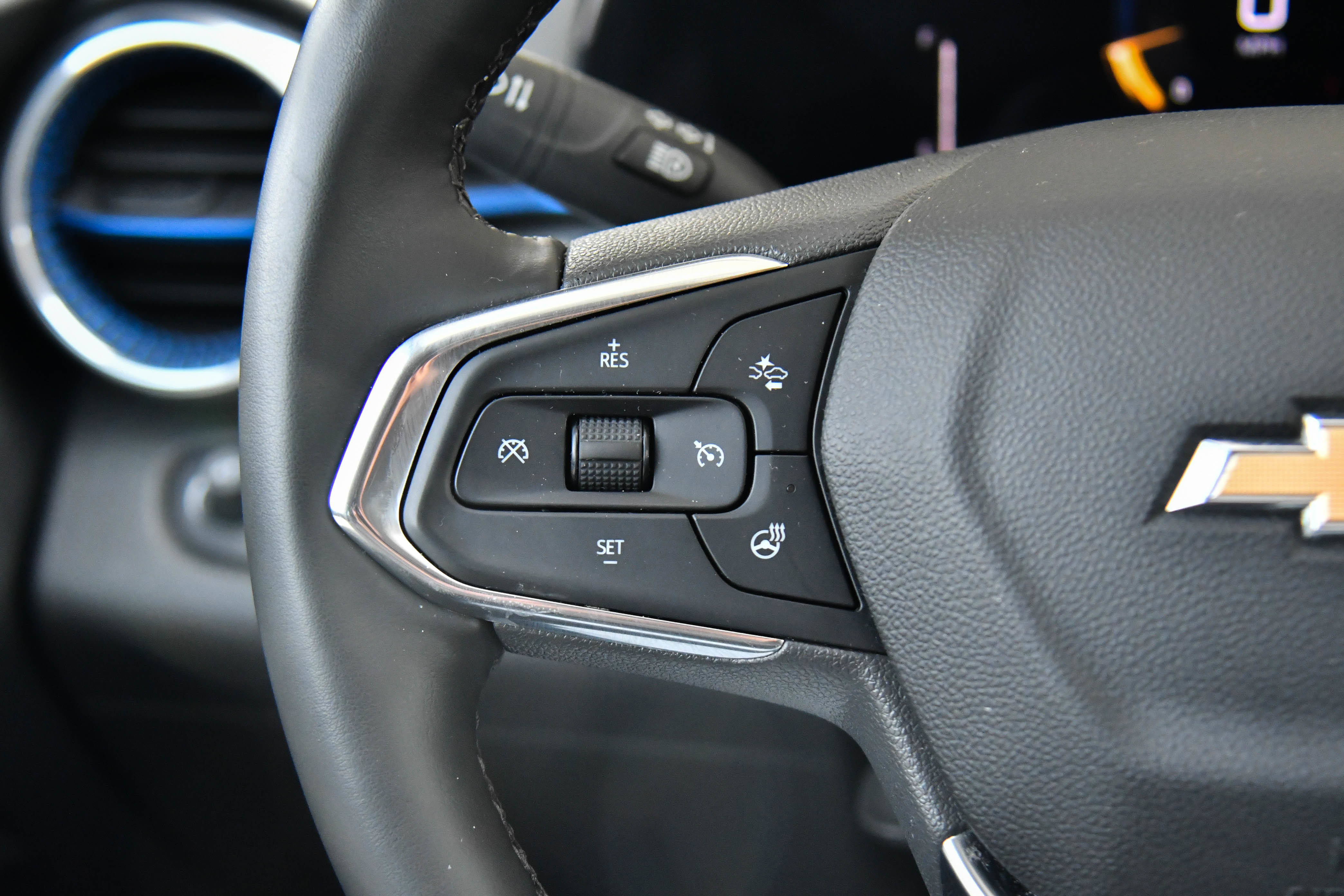 Used 2025 Chevrolet Trax LT w/ LT Convenience Package FWD image 32