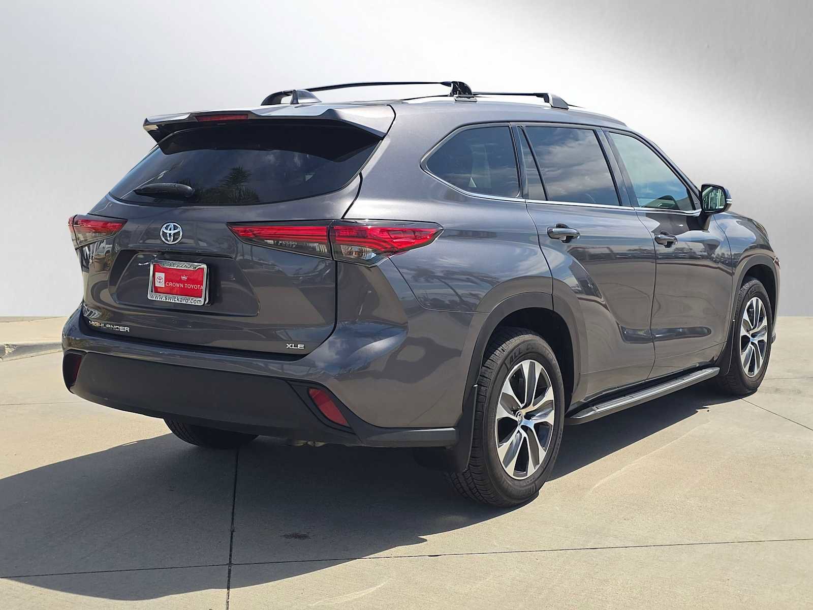 Used 2022 Toyota Highlander XLE image 3