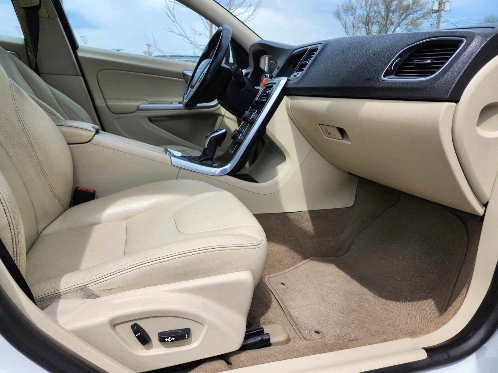 Used 2015 Volvo V60 T5 Premier image 11