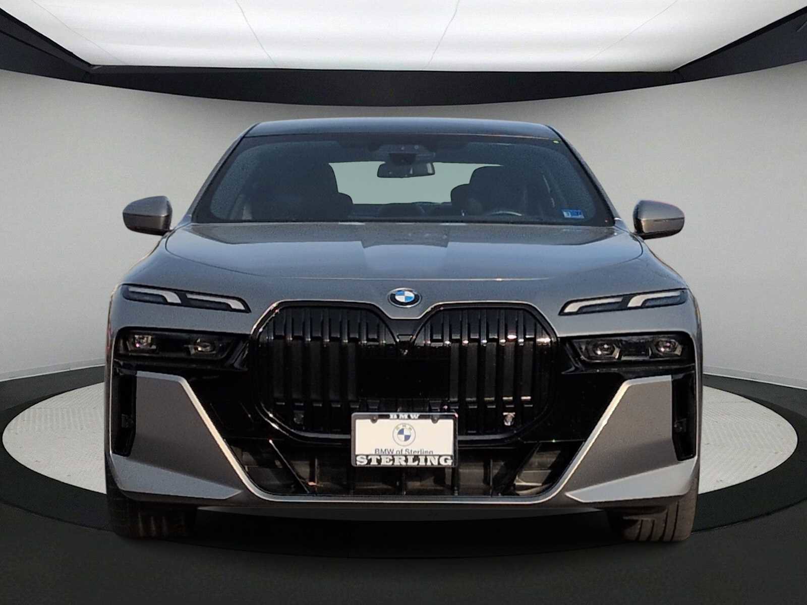 Used 2023 BMW 740i image 3