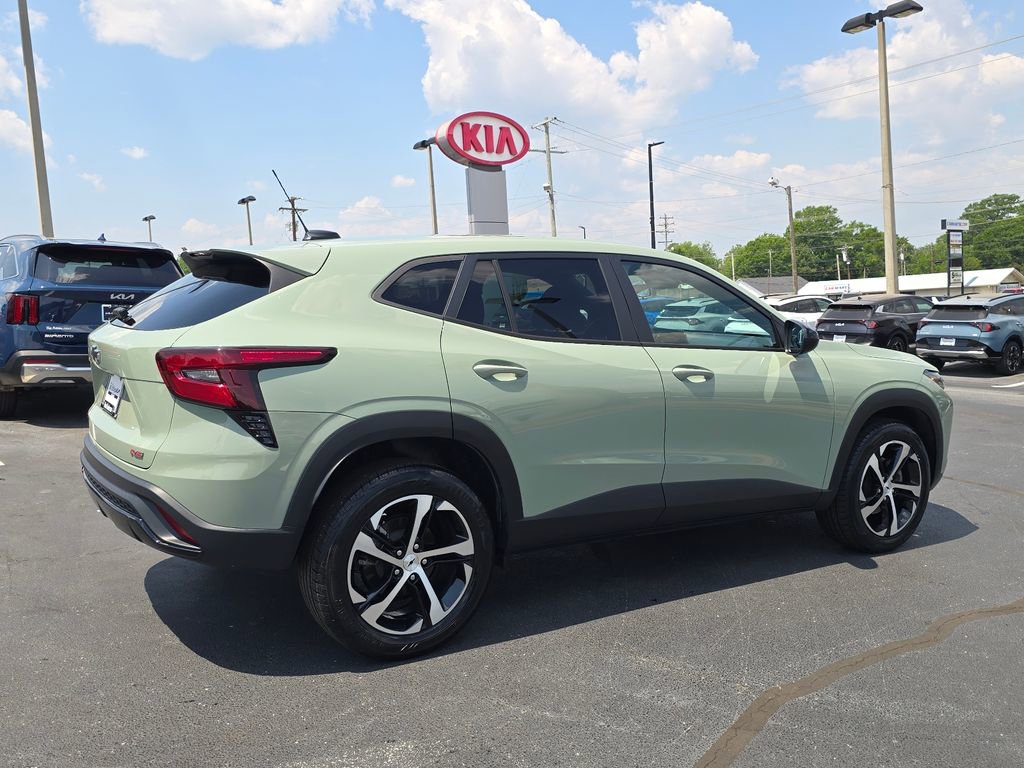 Used 2024 Chevrolet Trax RS w/ Driver Confidence Package FWD image 3