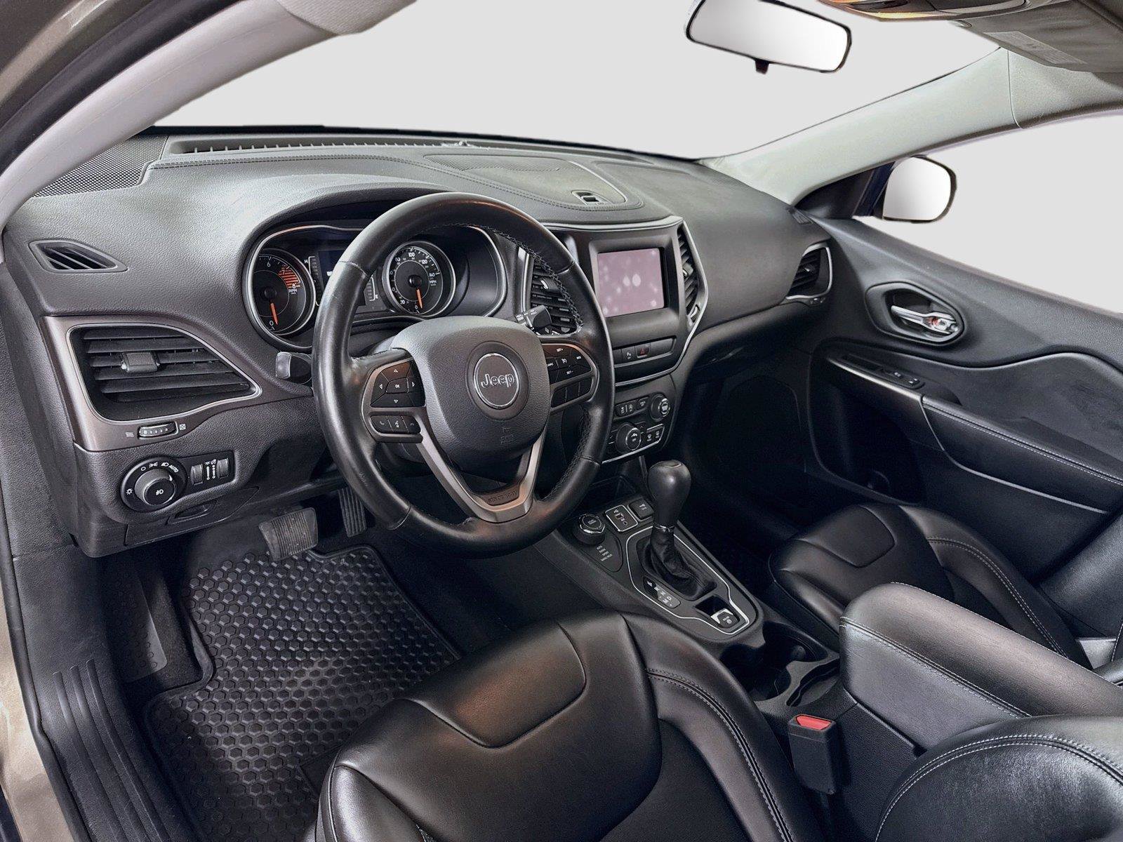 Used 2019 Jeep Cherokee Latitude Plus w/ Cold Weather Group AWD/4WD image 3