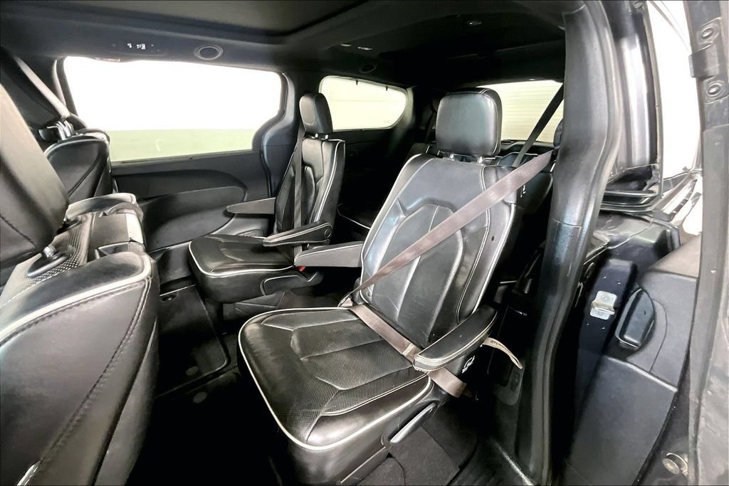 Used 2020 Chrysler Pacifica Limited w/ Advanced Safetytec Group FWD image 26