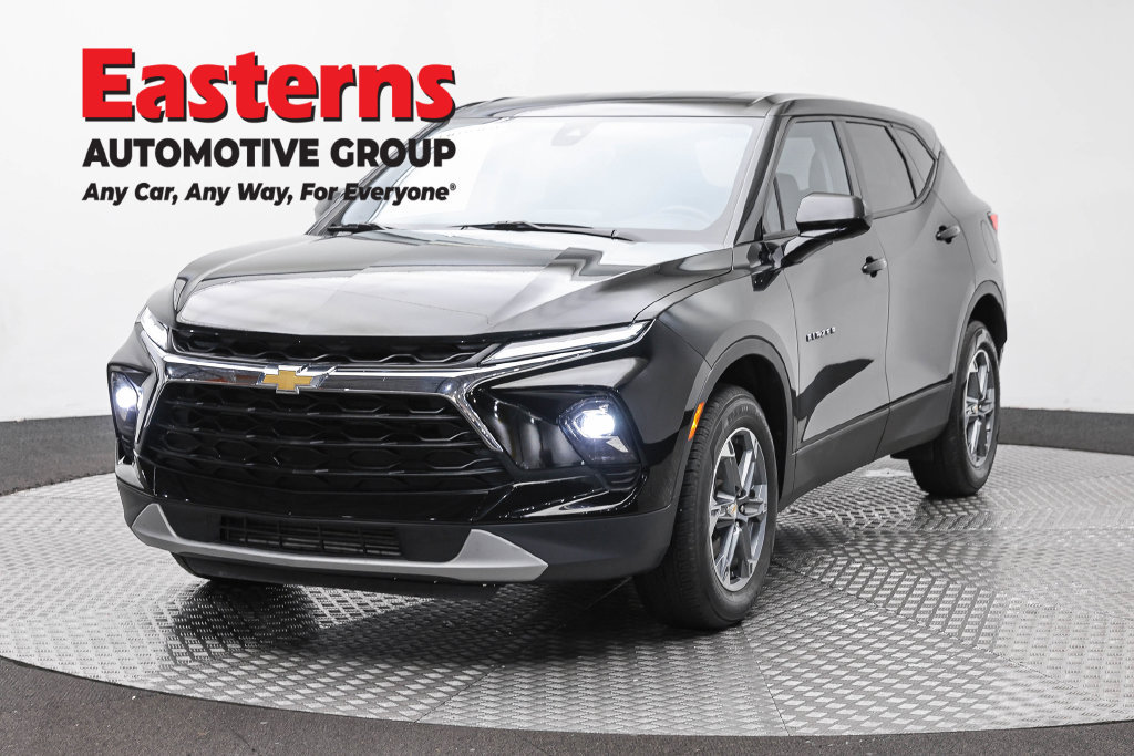 Used 2025 Chevrolet Blazer LT FWD image 1