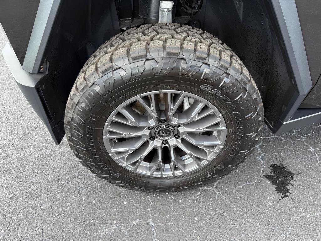 Used 2024 Tesla Cybertruck AWD Crew Cab image 20
